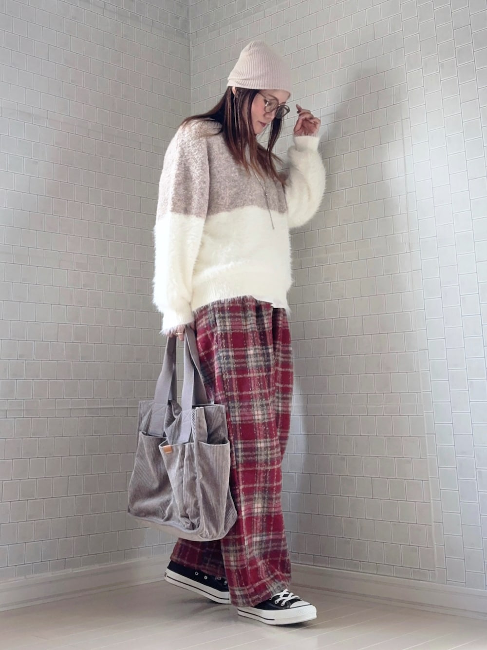 レッド系のその他パンツ、グレー系のトートバッグ、ベージュ系のニット/セーターを着用したレディースの冬コーディネートの2枚目の写真