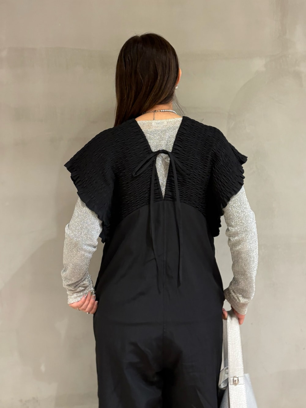 ブラック系のつなぎ/オールインワン、シルバー系のTシャツ/カットソー、ブラック系のバレエシューズを着用したレディースの春コーディネートの5枚目の写真