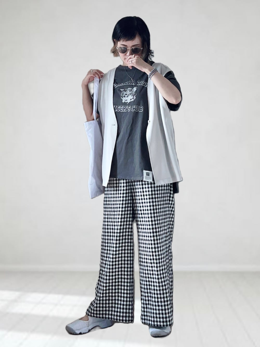 グレー系のTシャツ/カットソー、その他のその他パンツ、ベージュ系のベストを着用したレディースの夏コーディネートの2枚目の写真