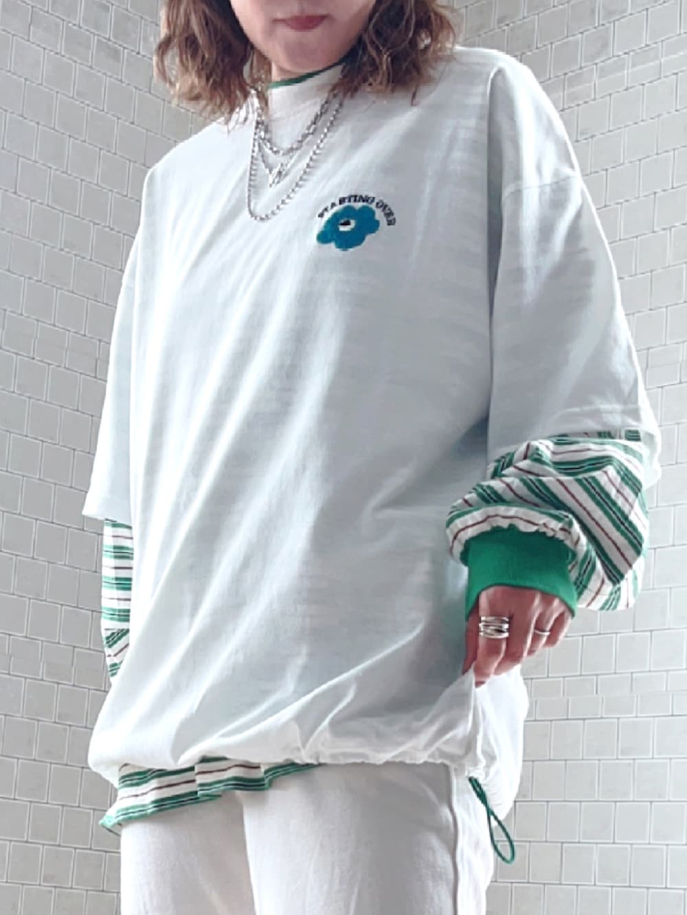 「春めき満開コーデ、スターティングオーバー、STARTING OVER、春コーデ、レイヤードスタイル、Tシャツ、キャップ、スニーカー、メガネ女子、ボーダー、ワンマイル、スウェットパンツ」｜「Starting Overの【Starting Over/スターティングオーバー】one point logo embroidery spindle design T-shirt/ワンポイント ロゴ刺繍 スピンドルデザイン 半袖 Tシャツ（Tシャツ/カットソー、ホワイト系）」を使った、UMiSatoさん（レディース・163cm）の春コーディネートの2枚目の写真