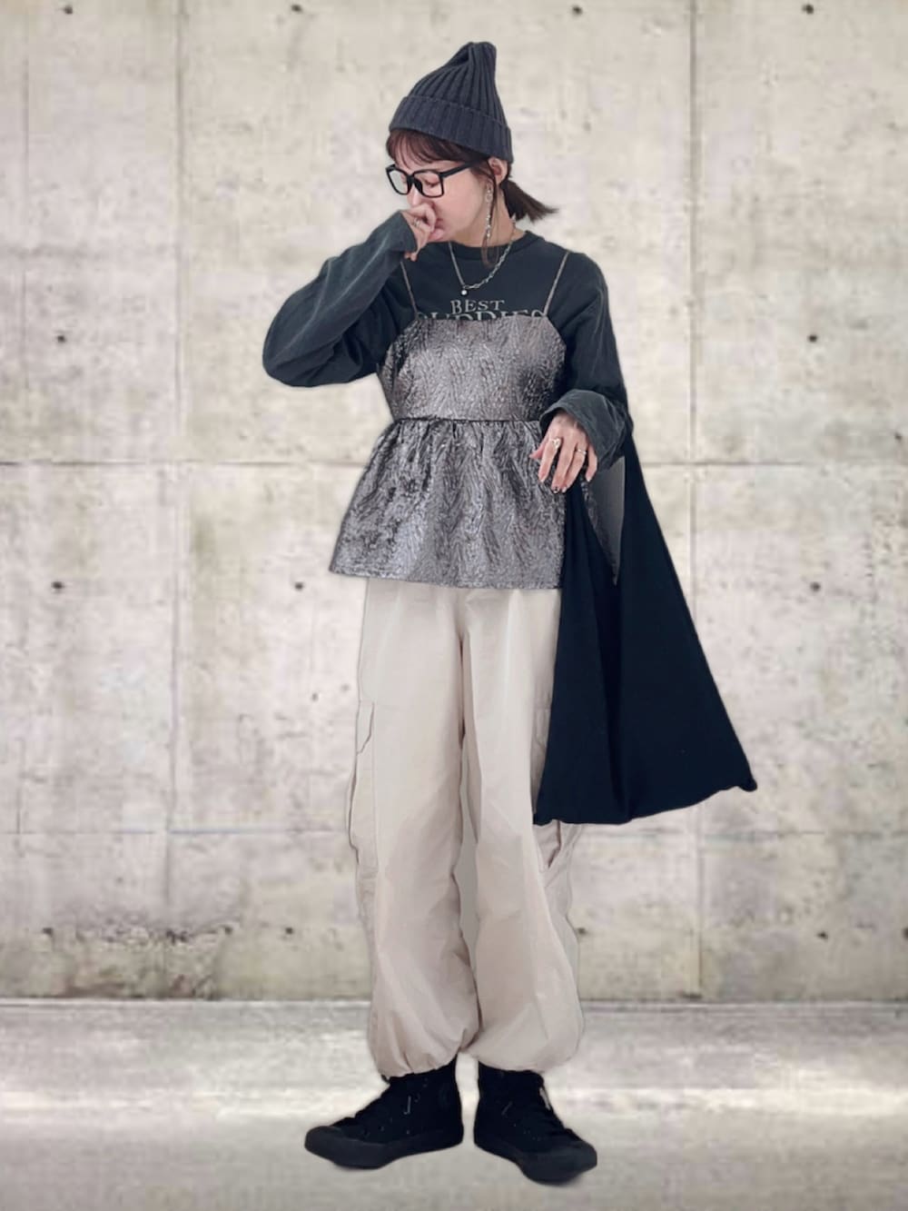 シルバー系のキャミソール、その他のTシャツ/カットソー、ホワイト系のその他パンツを着用したレディースの冬コーディネートの2枚目の写真