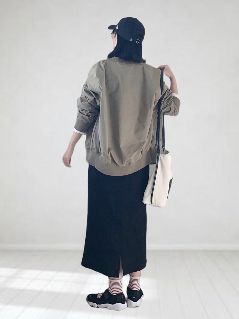 「はじめましてコーデ、ITEMS URBANRESEARCH、FREDY&GLOSTER、MA-1、春アウター、ジャンパースカート、キャップ、春コーデ、シンプルコーデ、メガネ女子、休日スタイル、エアリフト、ロンT、ビッグシルエット、NEW ERA」｜「fredy repitの【WEB限定】MA1　ビッグシルエット ブルゾン（MA-1、グリーン系）」を使った、UMiSatoさん（レディース・163cm）の春コーディネートの2枚目の写真