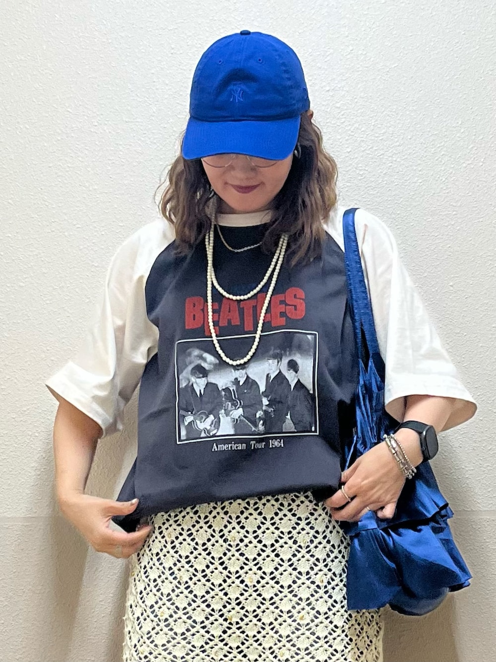 「Tシャツ、やっぱり帽子が好き、キャップ、レイヤードスタイル、デニム、メガネ女子、VENCE share style、韓国ファッション、スニーカー、フォトT、お出かけコーデ、休日スタイル、The Beatles、ビートルズ」|「The Beatlesの【別注】THE BEATLES ザ ビートルズ ツアーラグランTシャツ(Tシャツ/カットソー、グレー系)」を使った、UMiSatoさん(骨格ウェーブ・レディース・163cm)の春コーディネートの5枚目の写真