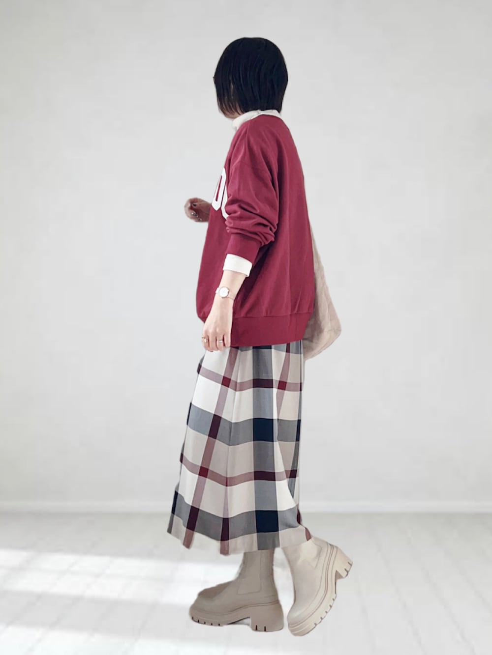 ベージュ系のスカート、レッド系のTシャツ/カットソー、ホワイト系のTシャツ/カットソーを着用したレディースの秋コーディネートの2枚目の写真