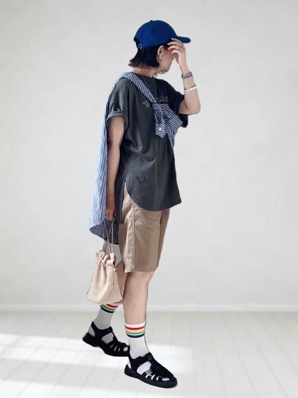 「COTORICA.、Tシャツ、キャップ、ハーフパンツ、ラインソックス、グルカサンダル、たすき掛け、オーバーサイズ、夏コーデ、休日スタイル、ストライプシャツ、メンズライク、夏だ!Tシャツ着よう!、スクエアトゥ、ストリート」|「COTORICAのヴィンテージ風プリントTシャツ(Tシャツ/カットソー、グレー系)」を使った、UMiSatoさん(レディース・163cm)の夏コーディネートの2枚目の写真