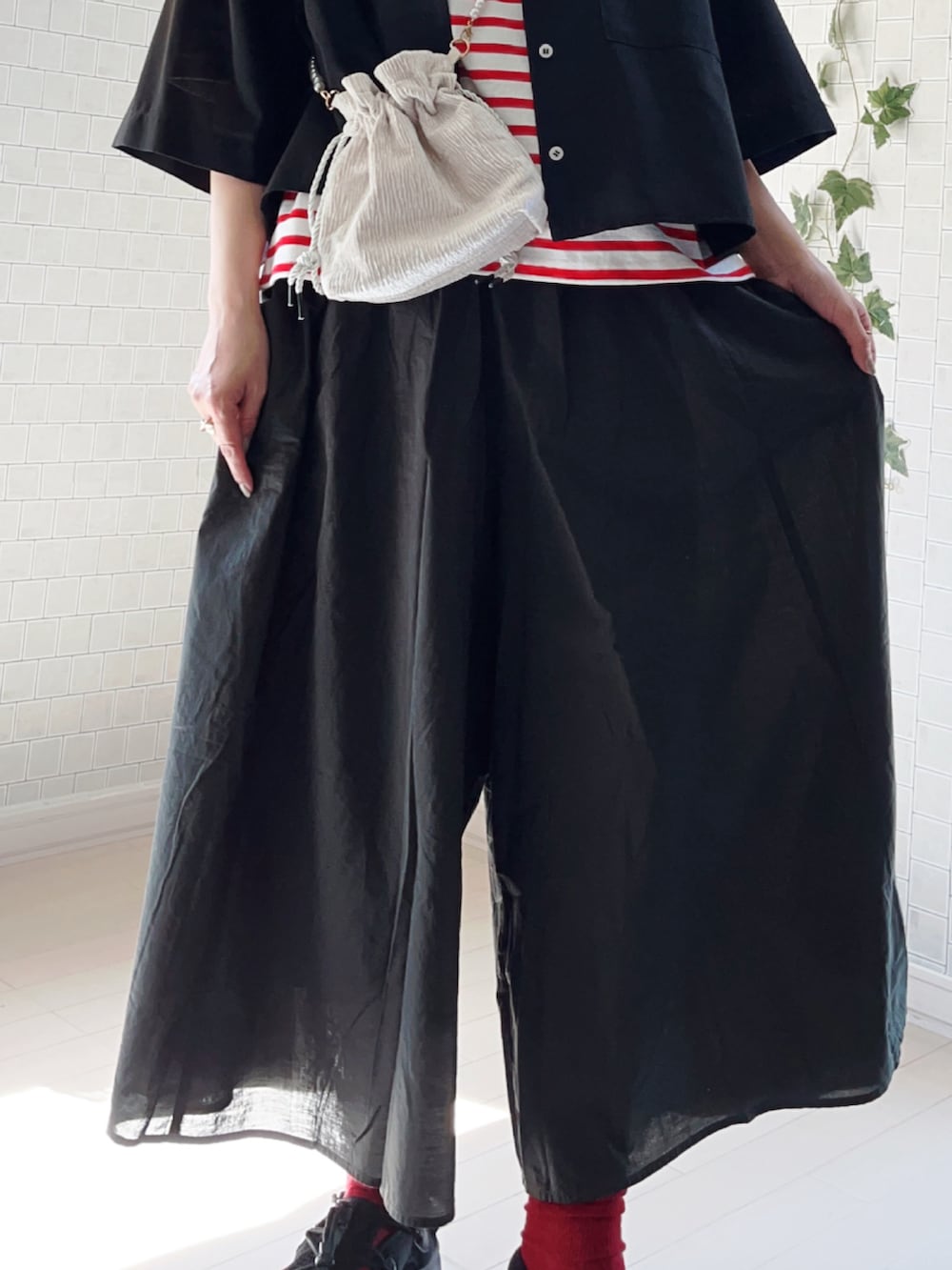グレー系のその他パンツ、ブラック系のシャツ/ブラウス、レッド系のTシャツ/カットソーを着用したレディースの春コーディネートの5枚目の写真