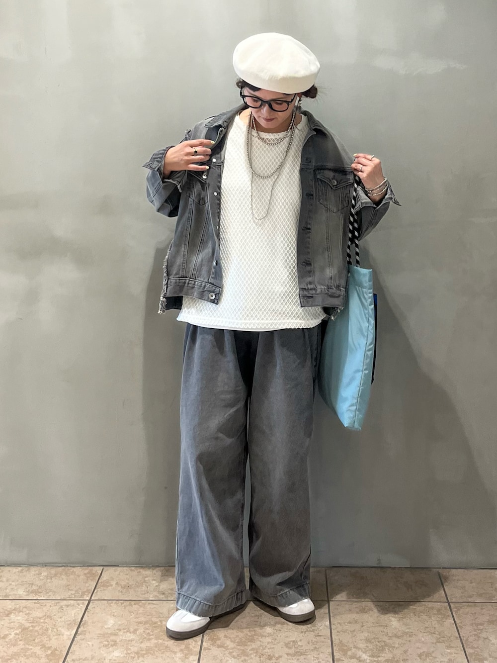 「レイヤードスタイル、デニム、アンサンブル、メッシュ、デニムジャケット、スニーカー、ベレー帽、メガネ女子、メッシュニット、モノトーン、トートバッグ、お出かけコーデ、休日スタイル、ikka」｜「ikkaの【雑誌InRed6月号掲載】レースアンサンブルプルオーバー【2点セット／親子おそろい】（Tシャツ/カットソー、ホワイト系）」を使った、UMiSatoさん（骨格ウェーブ・レディース・163cm）の春コーディネートの5枚目の写真
