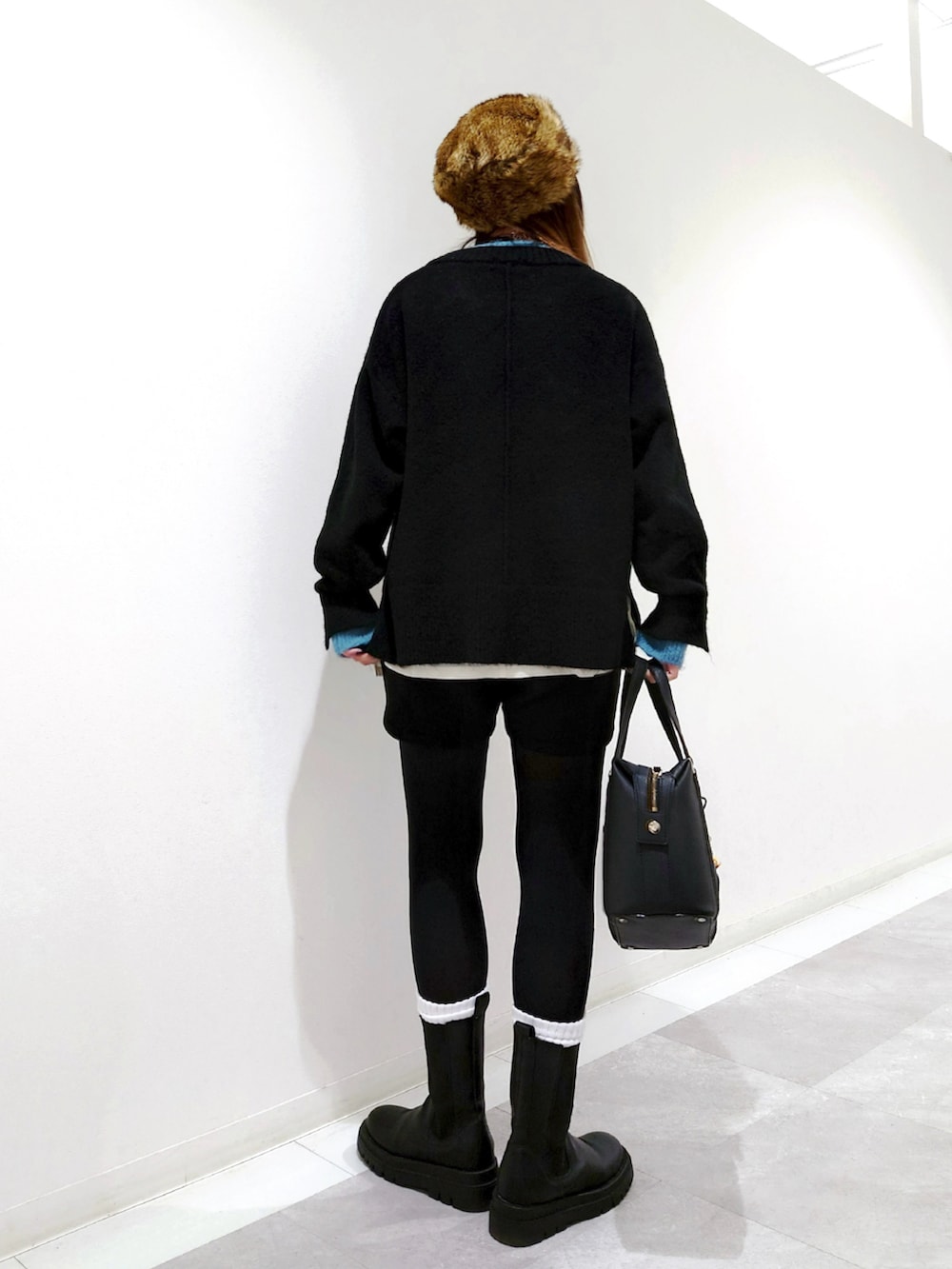 ブラック系のその他パンツ、ブラック系のブーツ、ブラック系のボストンバッグを着用したレディースの秋コーディネートの2枚目の写真