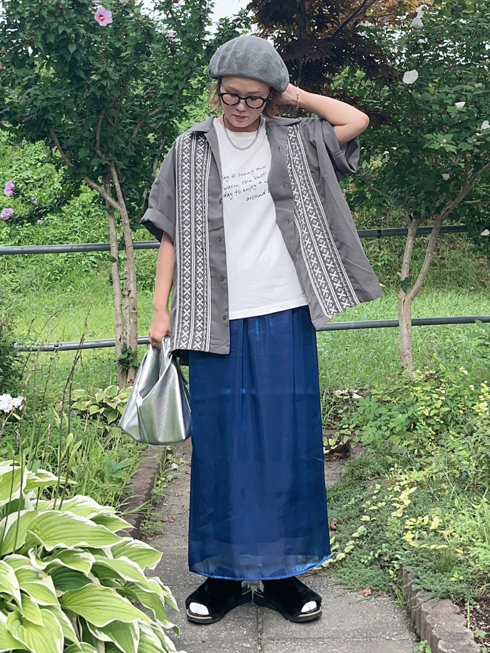 グレー系のシャツ/ブラウス、ホワイト系のTシャツ/カットソー、ブルー系のスカートを着用したレディースの秋コーディネートの4枚目の写真