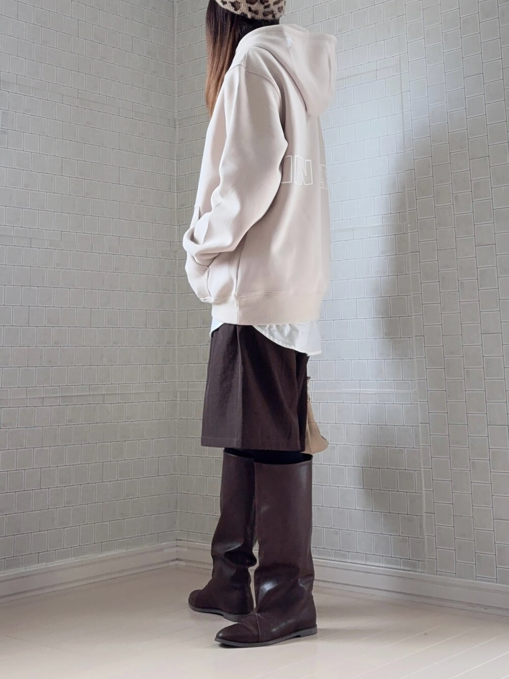 ベージュ系のパーカー、ブラウン系のその他パンツ、ブラウン系のブーツを着用したレディースの冬コーディネートの3枚目の写真