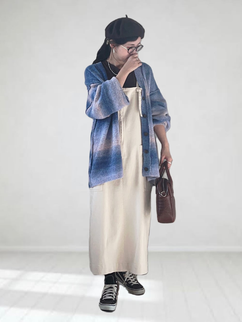 「秋コーデ、FREDY&GLOSTER、カーディガン、秋服準備はじめました、ゆるコーデ、大人カジュアル、サロペット、ジャンパースカート、ベレー帽、メガネ女子、ハンドバッグ、プチプラ、スニーカー、ビッグシルエット、レイヤードスタイル」|「fredy emueのグラデーションニットカーディガン(カーディガン/ボレロ、ブルー系)」を使った、UMiSatoさん(レディース・163cm)の秋コーディネートの3枚目の写真