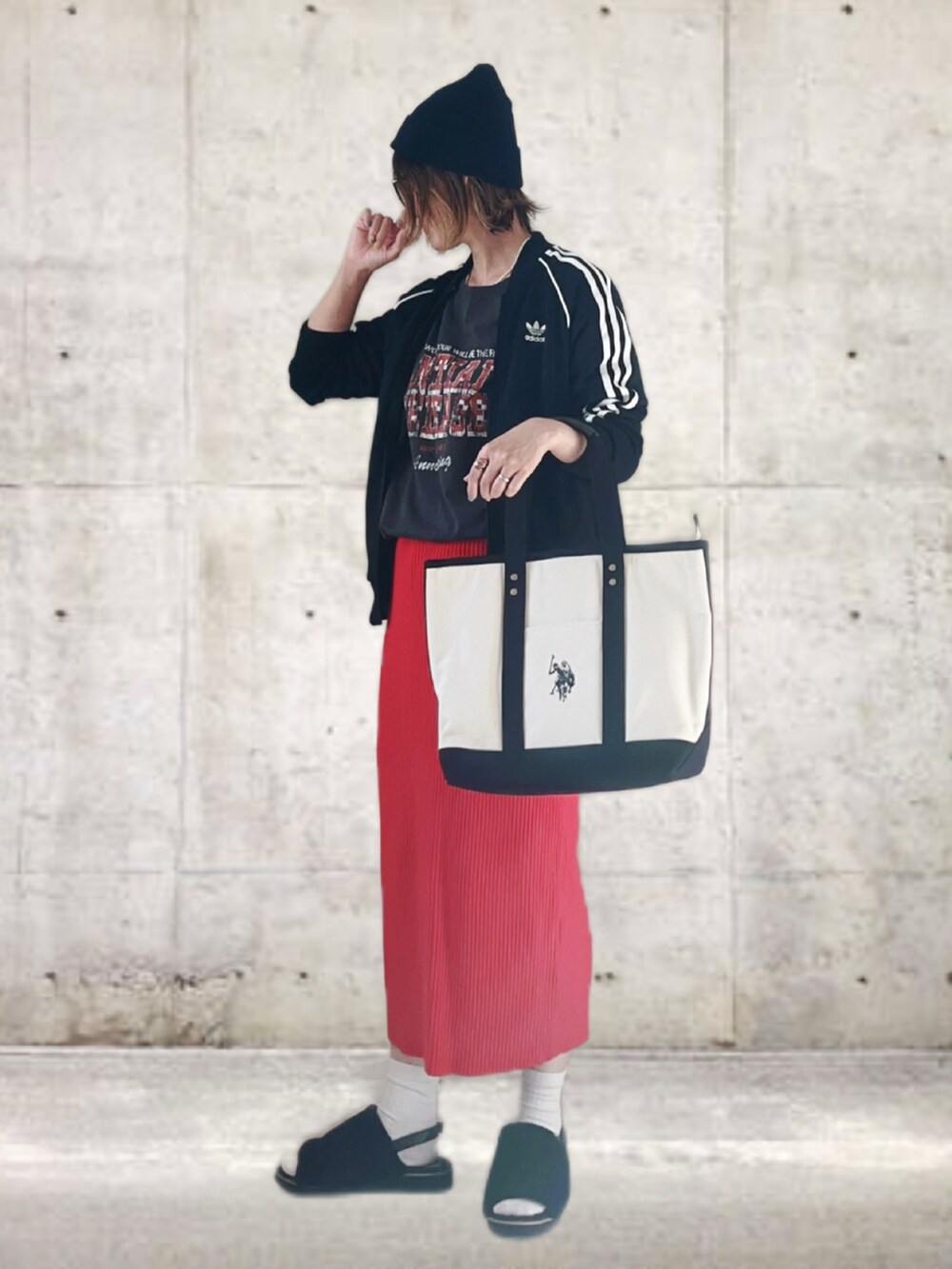 ホワイト系のトートバッグ、ブラック系のジャージ、グレー系のTシャツ/カットソーを着用したレディースの秋コーディネートの3枚目の写真