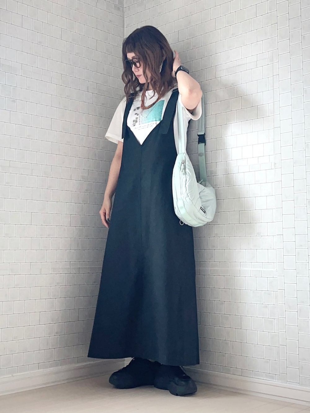 「春コーデ、プチプラ、Tシャツ、フォトT、ジャンパースカート、ショルダーバッグ、メガネ女子、お出かけコーデ、休日スタイル、スニーカー、厚底シューズ、モノトーン」｜「ikkaの【雑誌InRed5月号掲載】ロゴフォトプリントTシャツ（Tシャツ/カットソー、ホワイト系）」を使った、UMiSatoさん（骨格ウェーブ・レディース・163cm）の春コーディネートの2枚目の写真