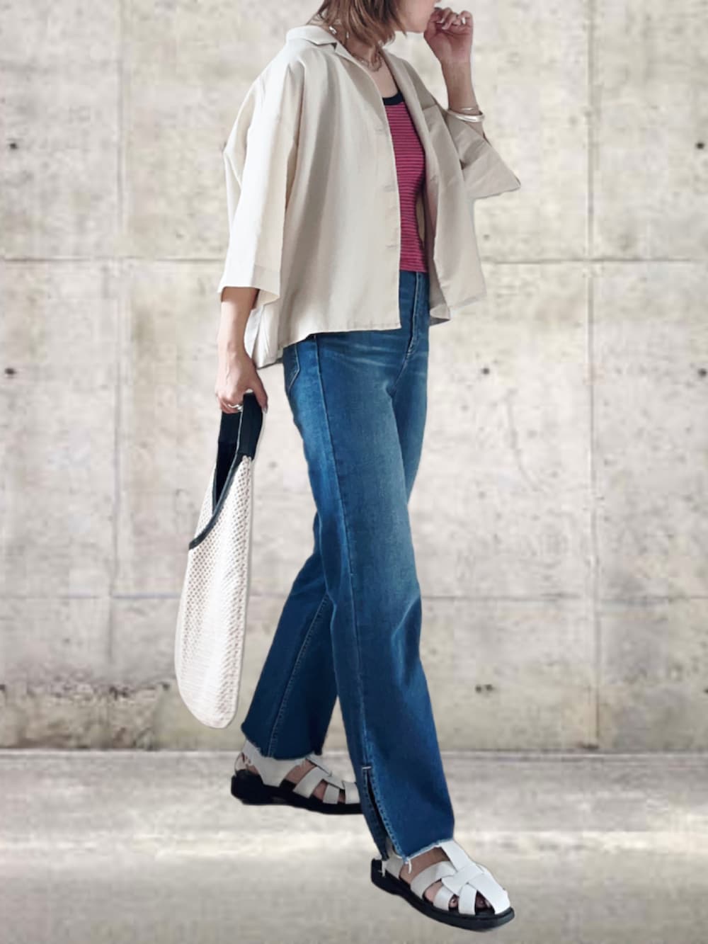 ホワイト系のシャツ/ブラウス、ブルー系のデニムパンツ、ベージュ系のトートバッグを着用したレディースの夏コーディネートの2枚目の写真