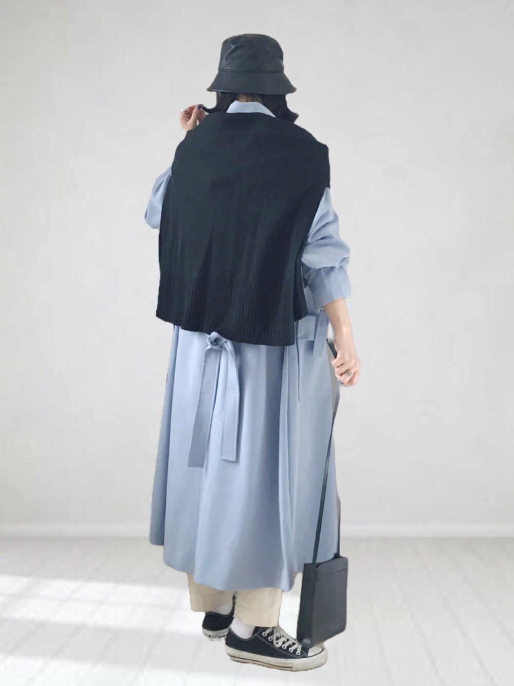 ブルー系のトレンチコート、ホワイト系のTシャツ/カットソー、ホワイト系のその他パンツを着用したレディースの春コーディネートの3枚目の写真