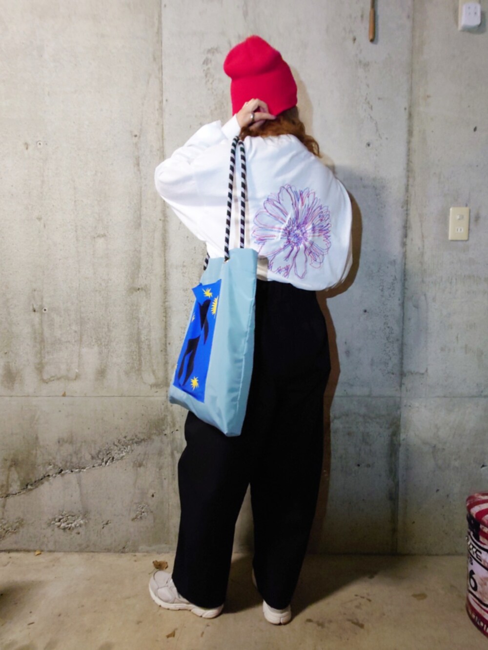 ホワイト系のTシャツ/カットソー、ブラック系のその他パンツ、ブルー系のトートバッグを着用したレディースの春コーディネートの2枚目の写真