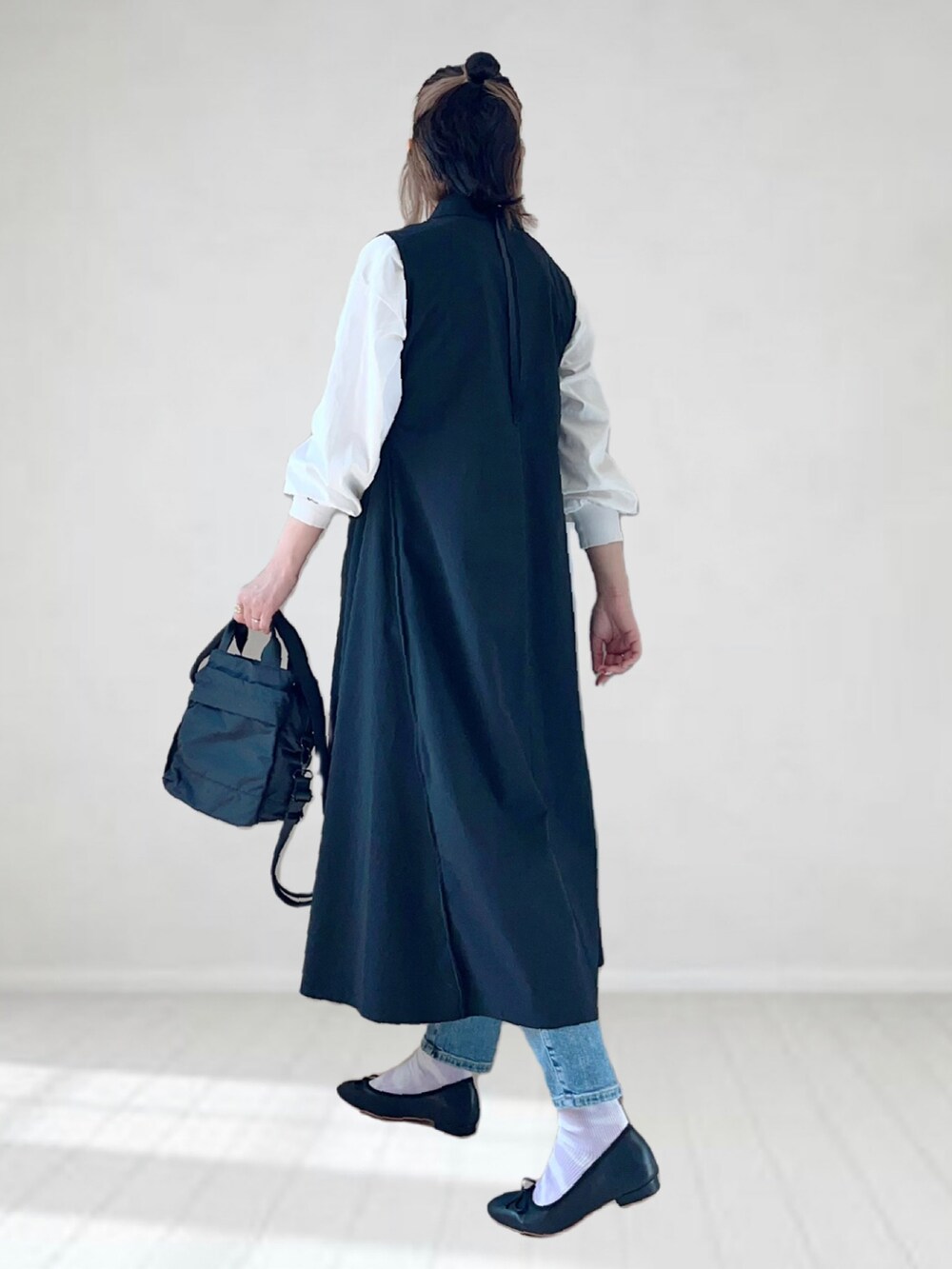 「SENSE OF PLACE by URBAN RESEARCH、Plantation(Plantation)、ロングワンピース、デニム、春夏コーデ、ごきげんウィーク、休日スタイル、プチプラ、レイヤードスタイル、きれいめカジュアル、モノトーンコーデ、メガネ女子、バレエシューズ、ショルダーバッグ、ボリューム袖」｜「SENSE OF PLACE by URBAN RESEARCHのUiscel　ドライテントラインノースリーブワンピース（ワンピース、ブラック系）」を使った、UMiSatoさん（レディース・163cm）の春コーディネートの3枚目の写真