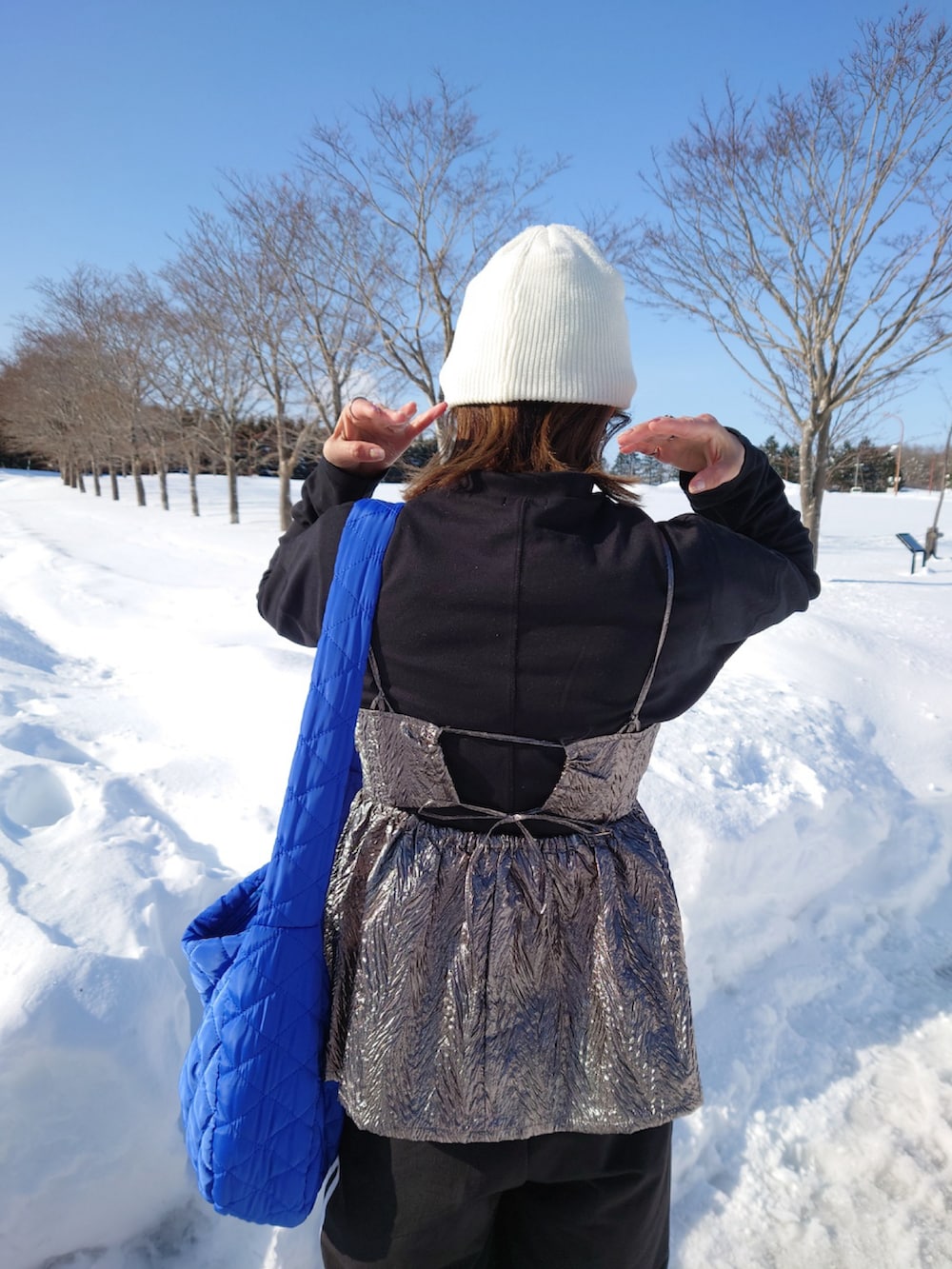 シルバー系のキャミソール、ホワイト系のその他アウター、ブラック系のその他パンツを着用したレディースの春コーディネートの5枚目の写真