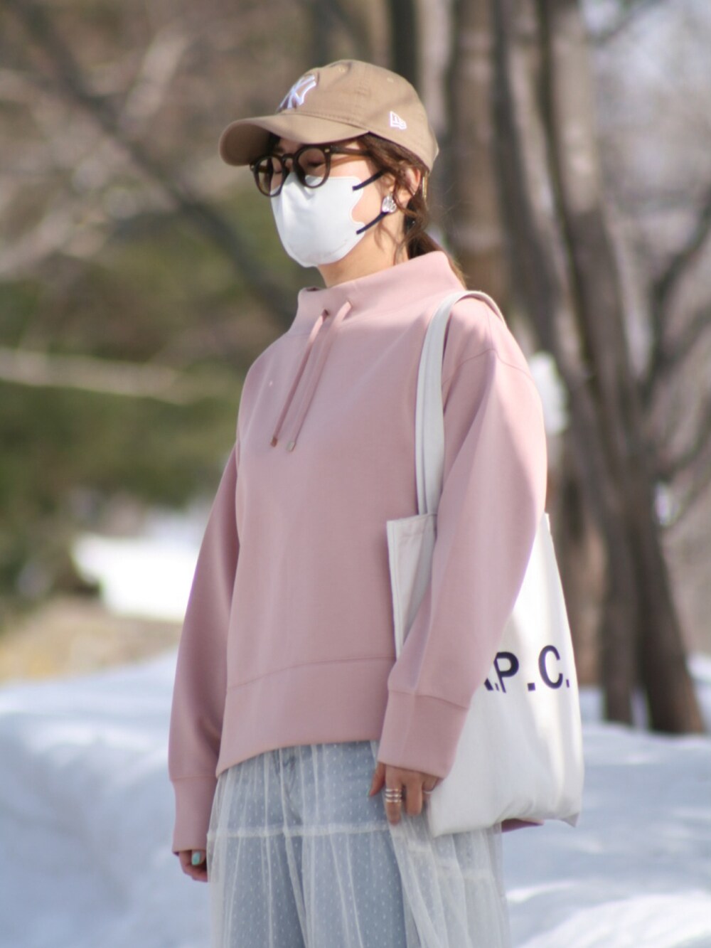 ピンク系のスウェット、ブルー系のデニムパンツ、ホワイト系のワンピース/ドレスを着用したレディースの春コーディネートの2枚目の写真