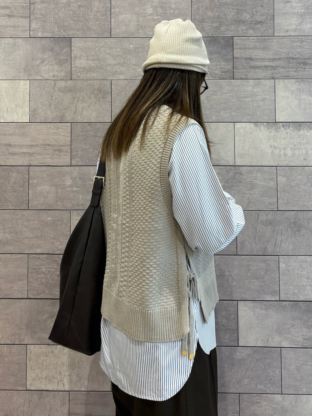 ベージュ系のTシャツ/カットソー、ブラウン系のショルダーバッグ、ブラウン系のスニーカーを着用したレディースの春コーディネートの4枚目の写真