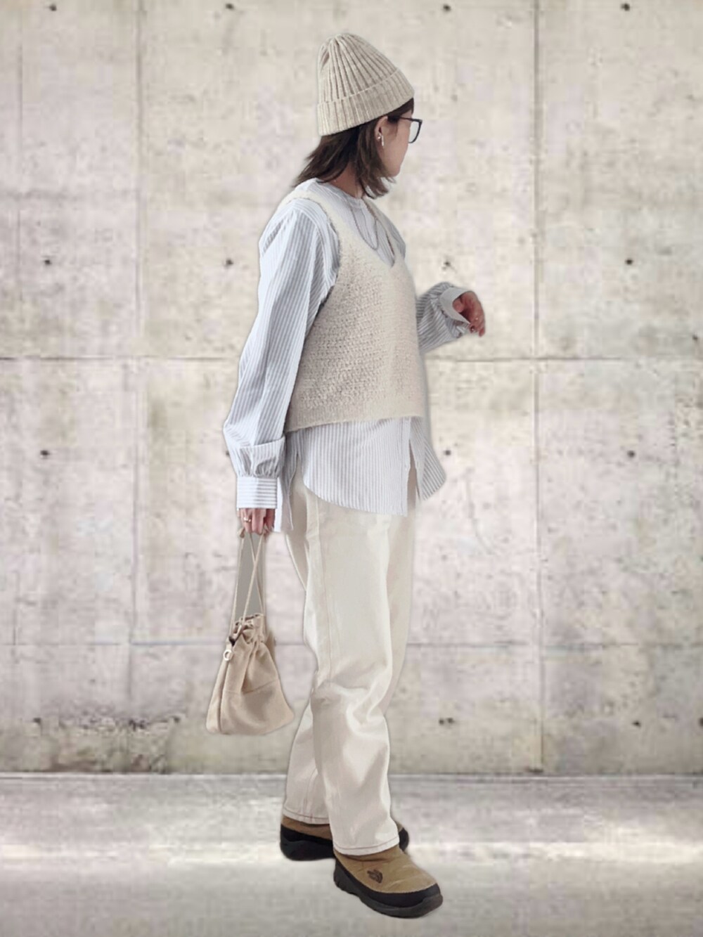 グレー系のシャツ/ブラウス、ホワイト系のベスト、ホワイト系のその他パンツを着用したレディースの冬コーディネートの2枚目の写真