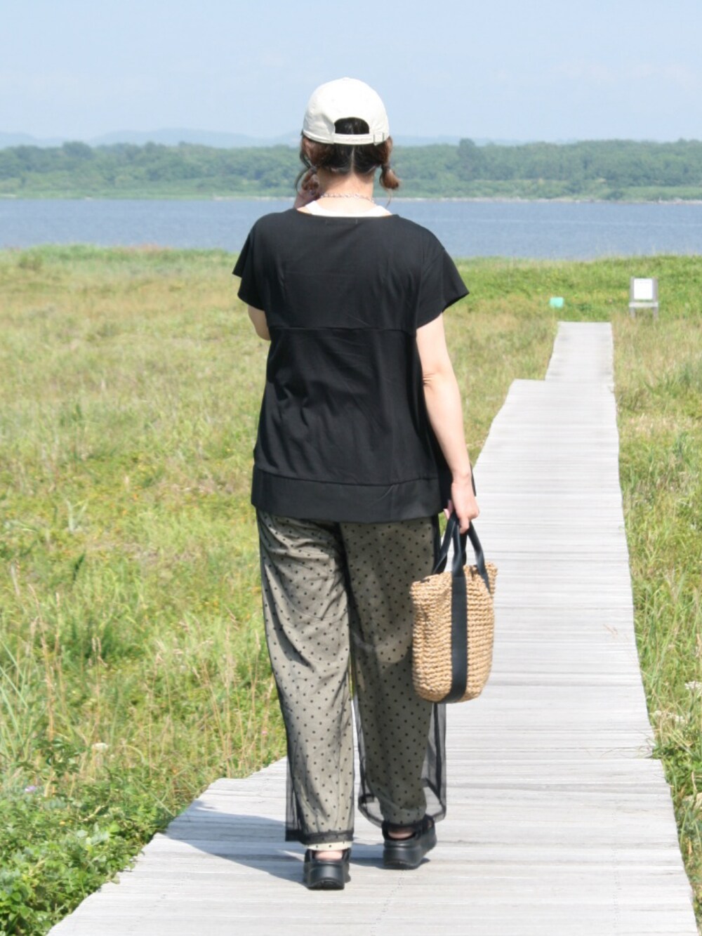 ブラック系のTシャツ/カットソー、ベージュ系のその他パンツ、ブラック系のパンツを着用したレディースの夏コーディネートの3枚目の写真