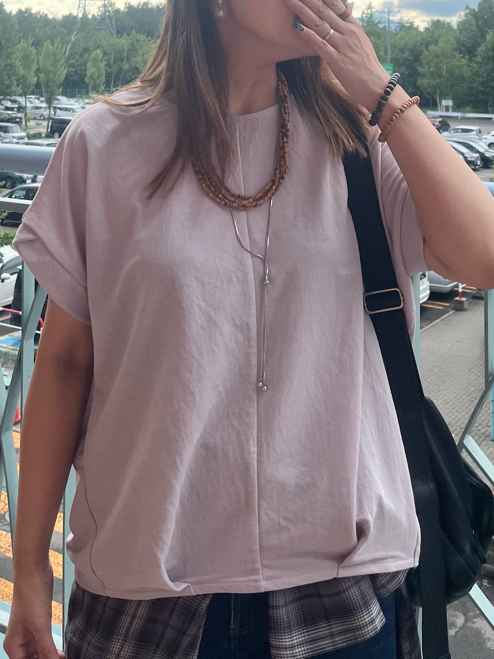 ベージュ系のTシャツ/カットソー、ブルー系のデニムパンツ、グレー系のシャツ/ブラウスを着用したレディースの夏コーディネートの4枚目の写真