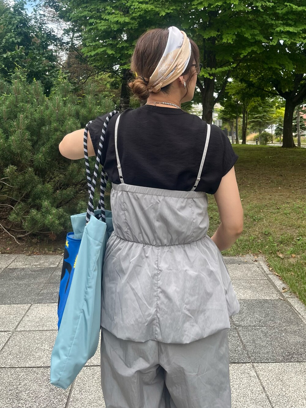 グレー系のサロペット/オーバーオール、ブラック系のサンダル、ブラック系のシャツ/ブラウスを着用したレディースの夏コーディネートの5枚目の写真