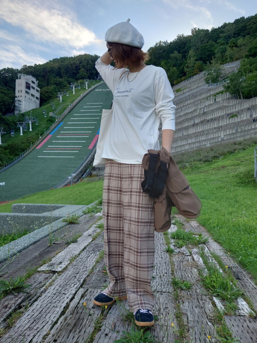 ホワイト系のTシャツ/カットソー、ベージュ系のその他パンツ、ブラウン系のベストを着用したレディースの秋コーディネートの5枚目の写真