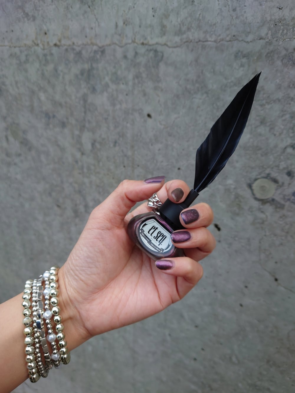 ベージュ系のシャツ/ブラウス、パープル系のスカート、ホワイト系のショルダーバッグを着用したレディースの夏コーディネートの2枚目の写真