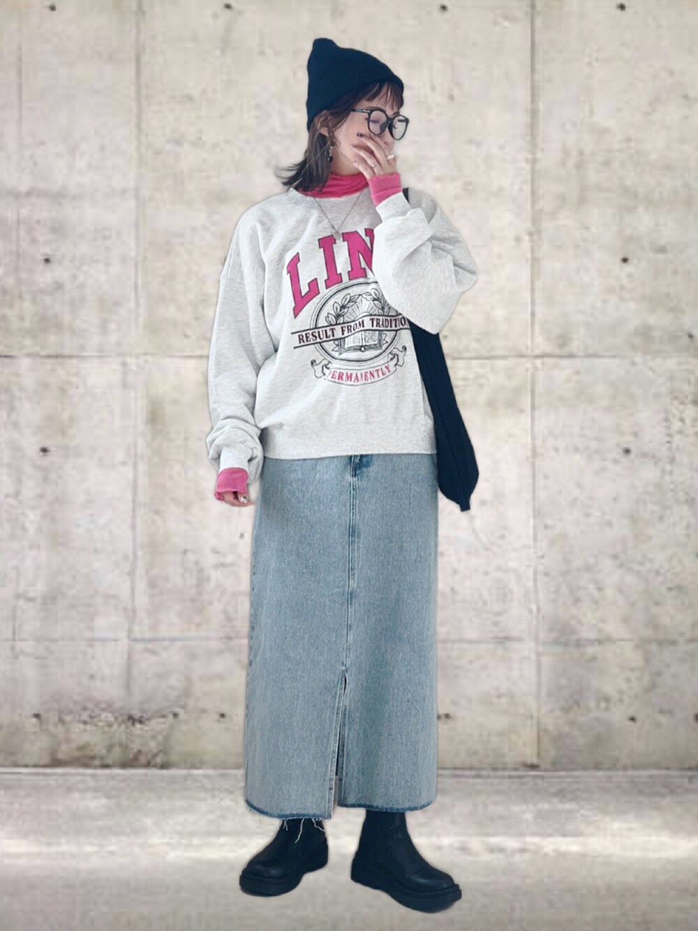 「春コーデ、春色、スウエット、レイヤードスタイル、デニム、似合うラボに行こう、今日のコスメと服、ブーツ、メガネ女子、プチプラ、休日スタイル、お出かけコーデ、デートコーデ、ロゴスウェット、トートバッグ」|「LEPSIMのBIGロゴスエット 104937(スウェット、グレー系)」を使った、UMiSatoさん(レディース・163cm)の冬コーディネートの2枚目の写真