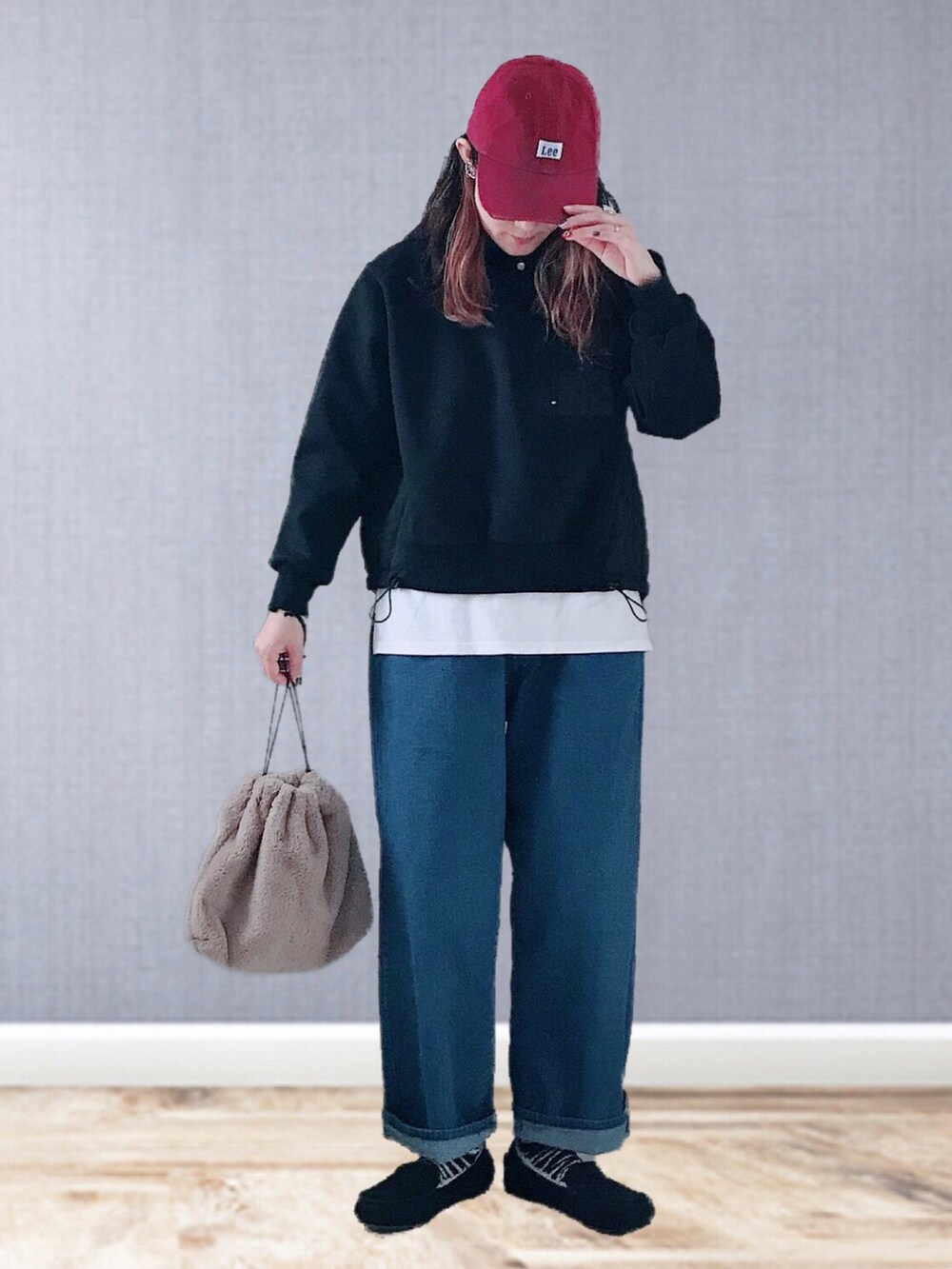 ブラック系のパーカー、ブルー系のその他パンツ、ホワイト系のTシャツ/カットソーを着用したレディースの冬コーディネートの3枚目の写真