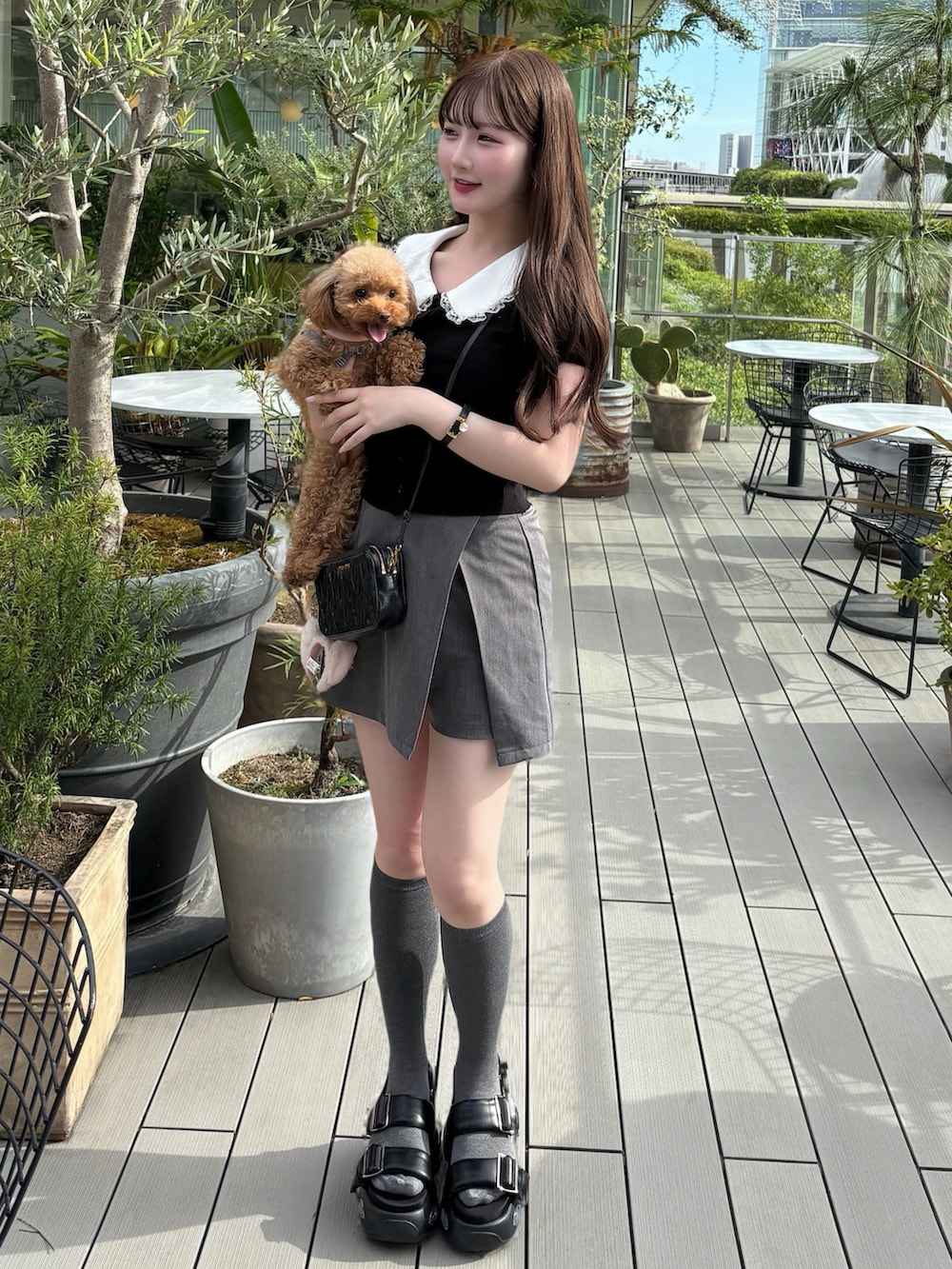 ブラック系のカーディガン/ボレロ、グレー系のスカート、ブラック系のサンダルを着用したレディースの夏コーディネートの2枚目の写真