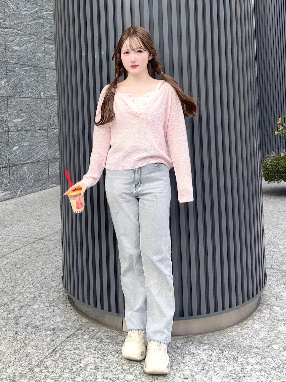 ホワイト系のスニーカー、ブルー系のデニムパンツ、グレー系のパーカーを着用したレディースの春コーディネートの2枚目の写真