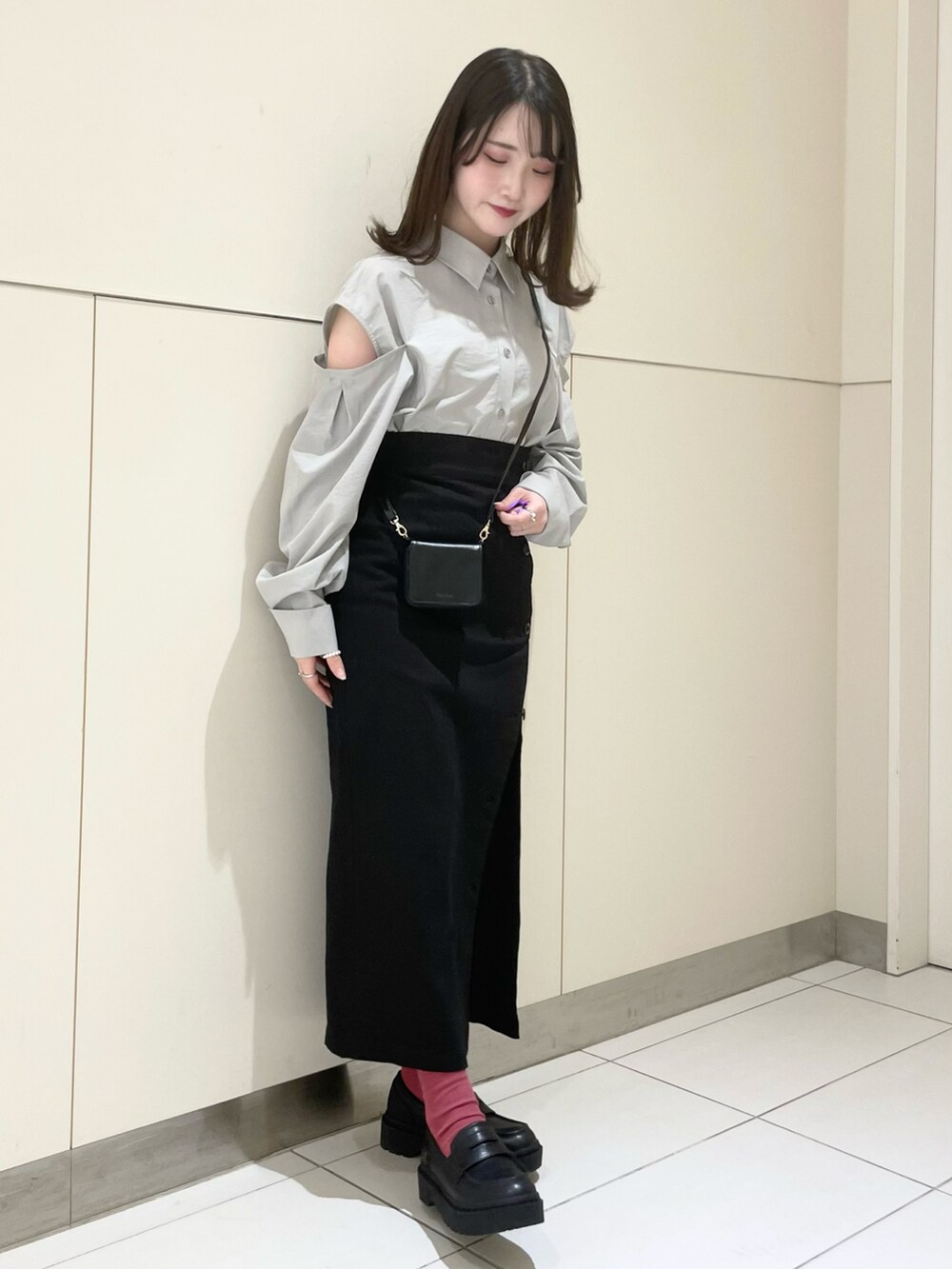 ブラック系のローファー、ブラック系のスカート、グレー系のシャツ/ブラウスを着用したレディースの春コーディネートの2枚目の写真