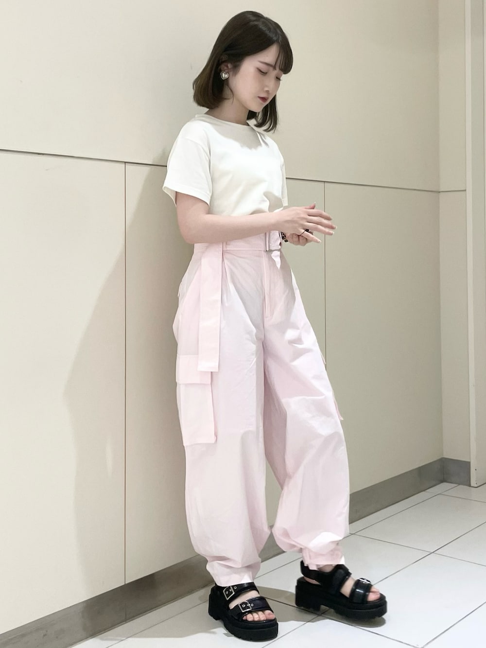 ブラック系のサンダル、ピンク系のカーゴパンツ、ホワイト系のTシャツ/カットソーを着用したレディースの夏コーディネートの2枚目の写真