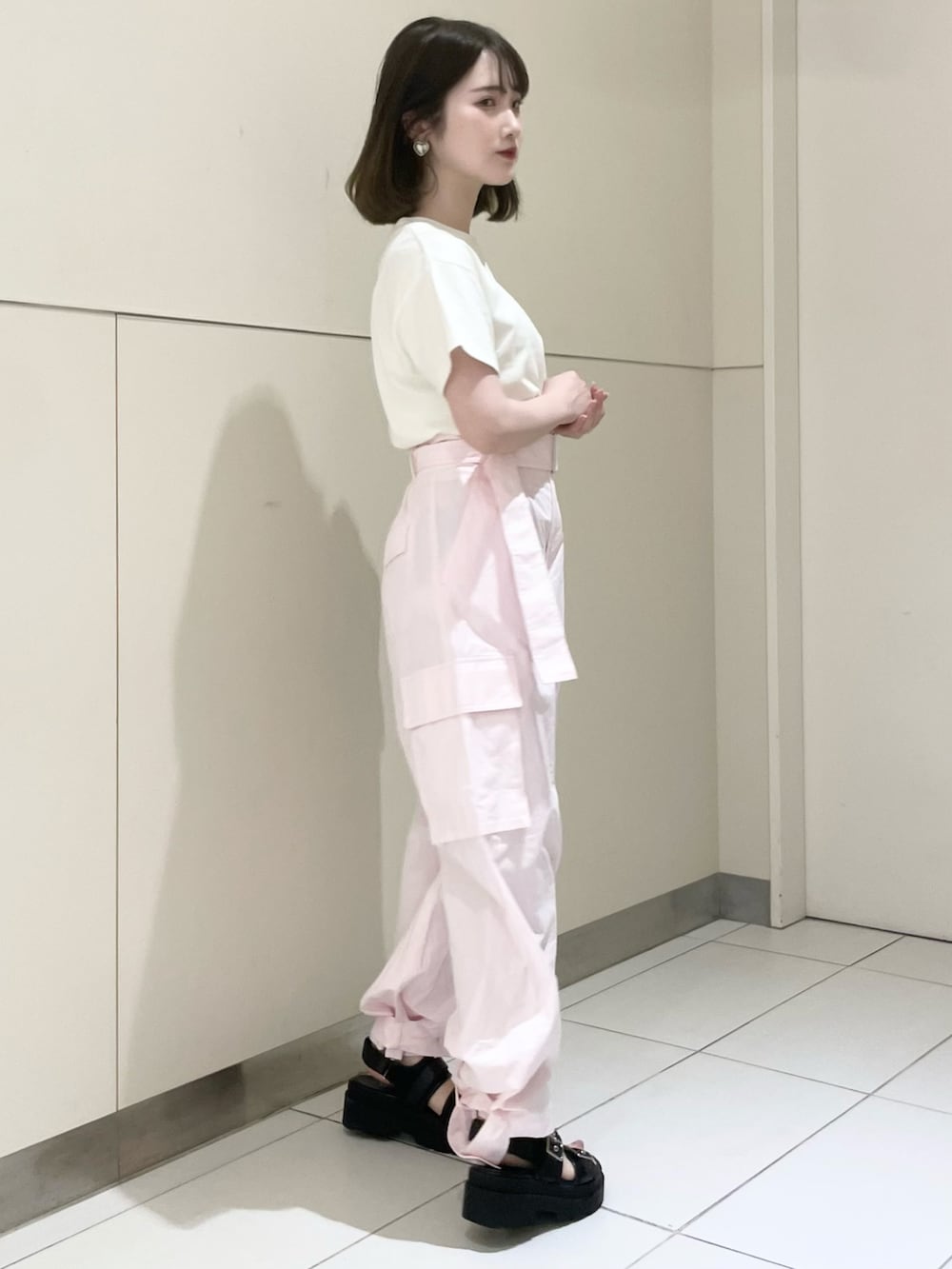 ブラック系のサンダル、ピンク系のカーゴパンツ、ホワイト系のTシャツ/カットソーを着用したレディースの夏コーディネートの4枚目の写真