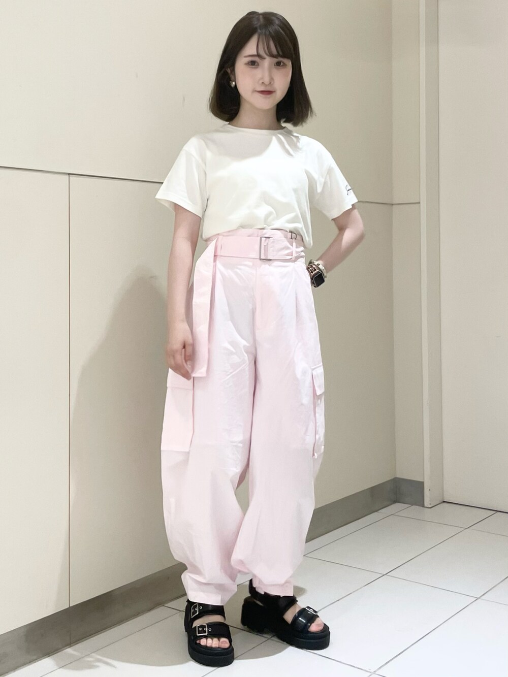 ブラック系のサンダル、ピンク系のカーゴパンツ、ホワイト系のTシャツ/カットソーを着用したレディースの夏コーディネートの3枚目の写真