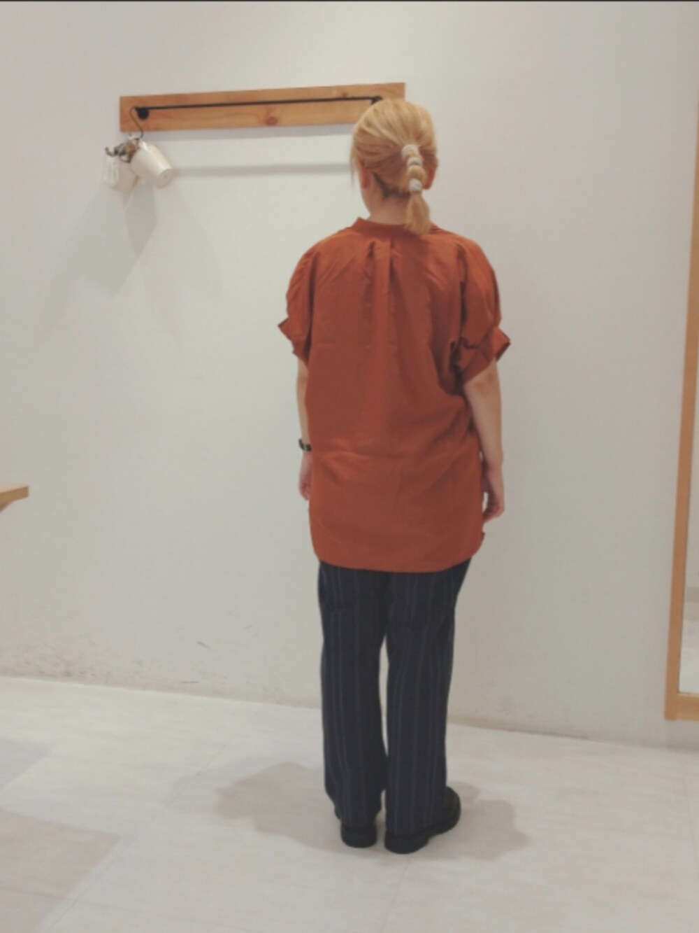 レッド系のシャツ/ブラウス、ブルー系のその他パンツ、シルバー系のドレスシューズを着用したレディースの夏コーディネートの3枚目の写真