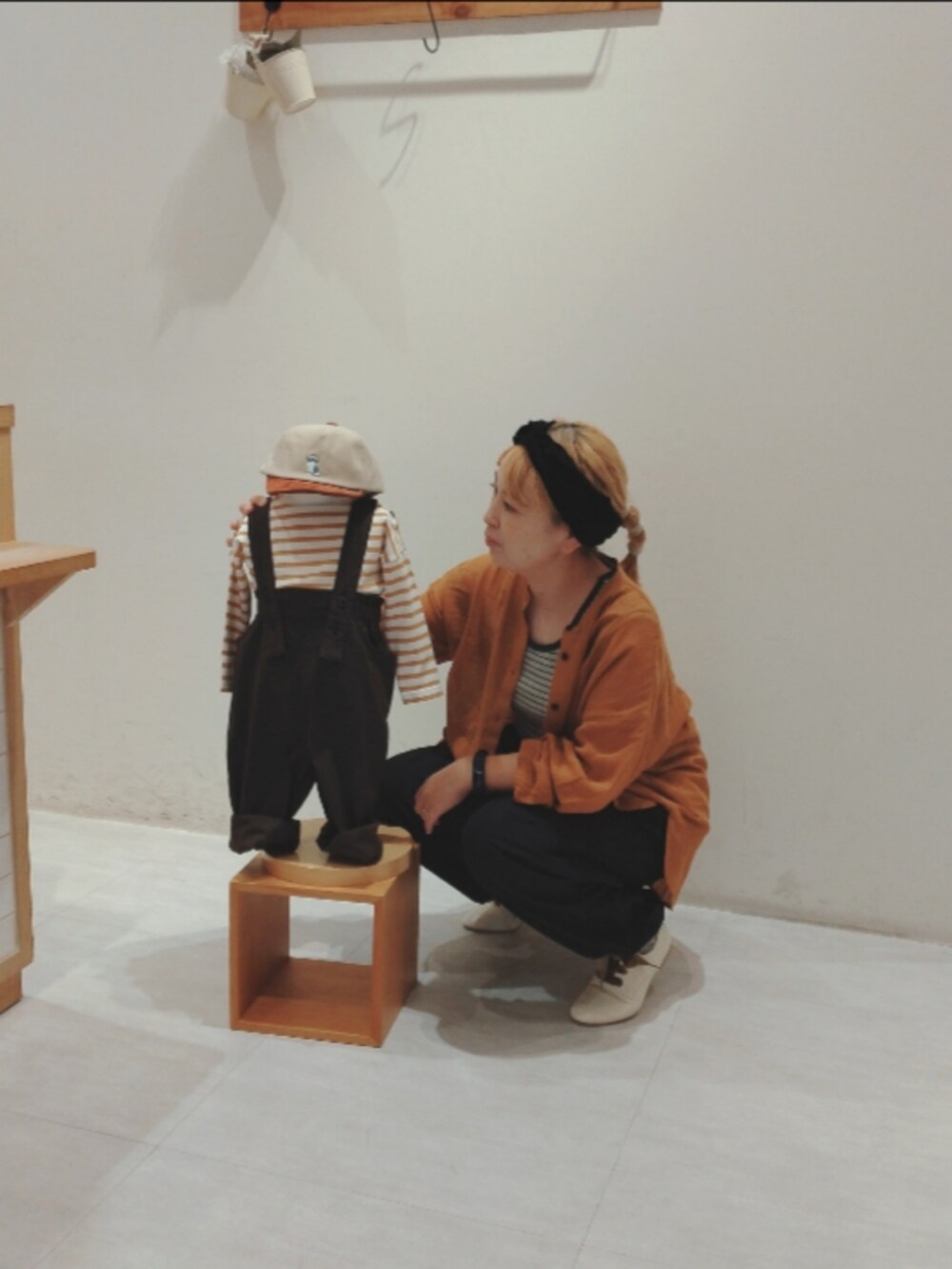 「親子コーデ、秋コーデ、お出かけコーデ、kazumiコラボ、お洒落さんとつながりたい、パンツスタイル」｜「Samansa Mos2のアイテム（トップス、オレンジ系）」を使った、Yukiko Katoさん（レディース・158cm）の夏コーディネートの2枚目の写真