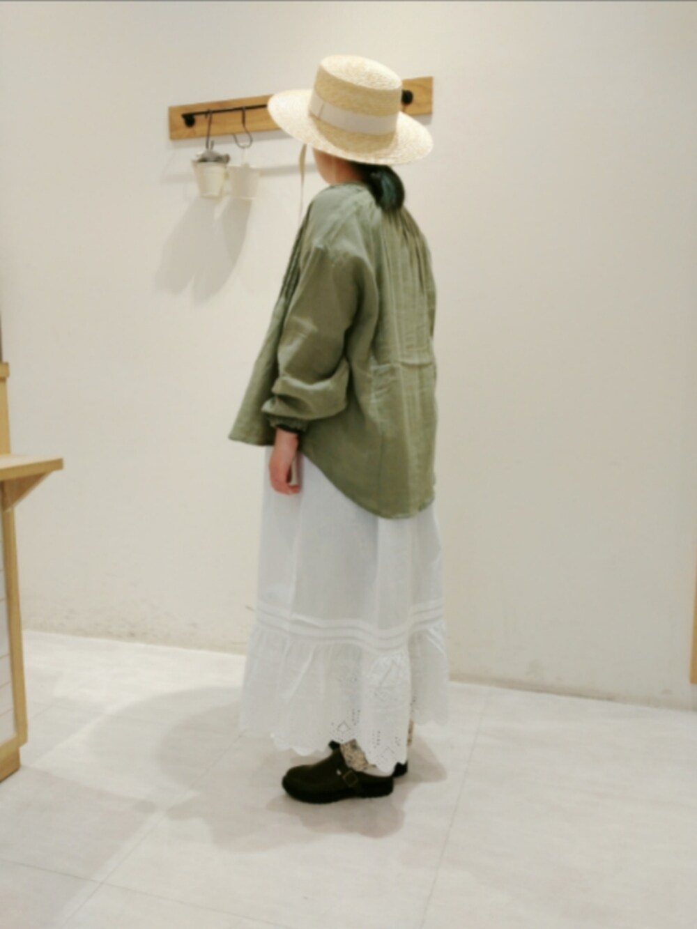 ブラック系のドレスシューズ、ホワイト系のワンピース、ブルー系のその他パンツを着用したレディースの春コーディネートの2枚目の写真