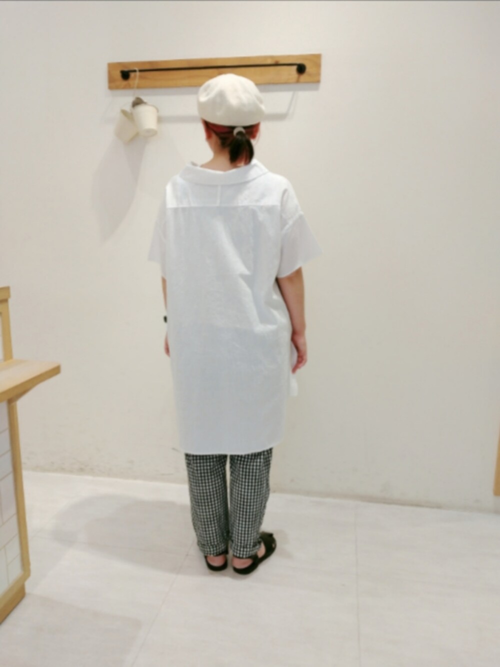 ホワイト系のシャツ/ブラウス、ブラック系のその他パンツ、ブラック系のサンダルを着用したレディースの夏コーディネートの3枚目の写真