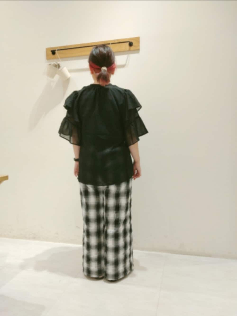 「サマンサモスモスリズム、フリルブラウス、チェックパンツ、夏コーデ、OLコーデ」｜「sm2rhythmのボイルラッフルブラウス（シャツ/ブラウス、ブラック系）」を使った、Yukiko Katoさん（レディース・158cm）の夏コーディネートの3枚目の写真