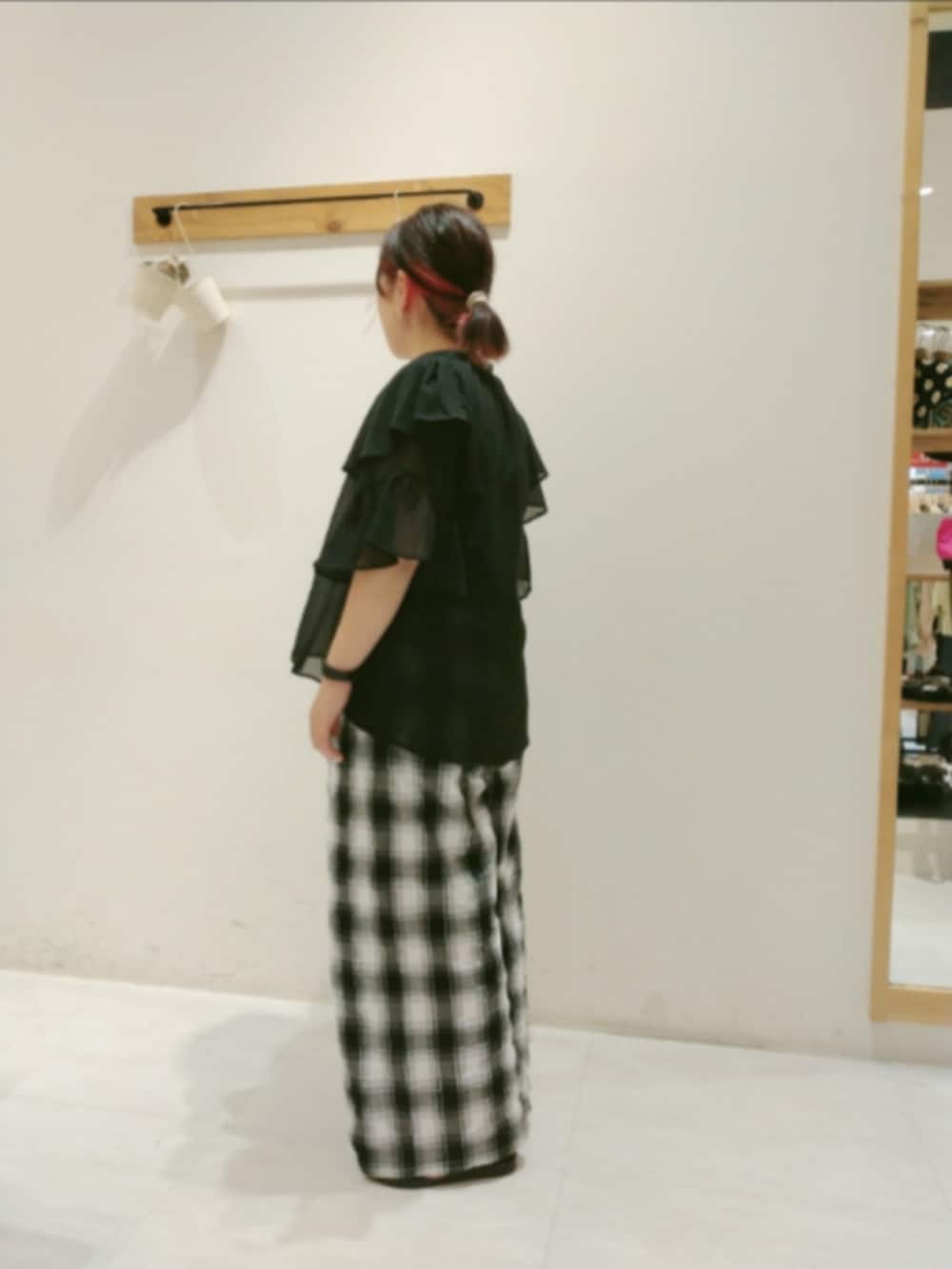 「サマンサモスモスリズム、フリルブラウス、チェックパンツ、夏コーデ、OLコーデ」｜「sm2rhythmのボイルラッフルブラウス（シャツ/ブラウス、ブラック系）」を使った、Yukiko Katoさん（レディース・158cm）の夏コーディネートの2枚目の写真