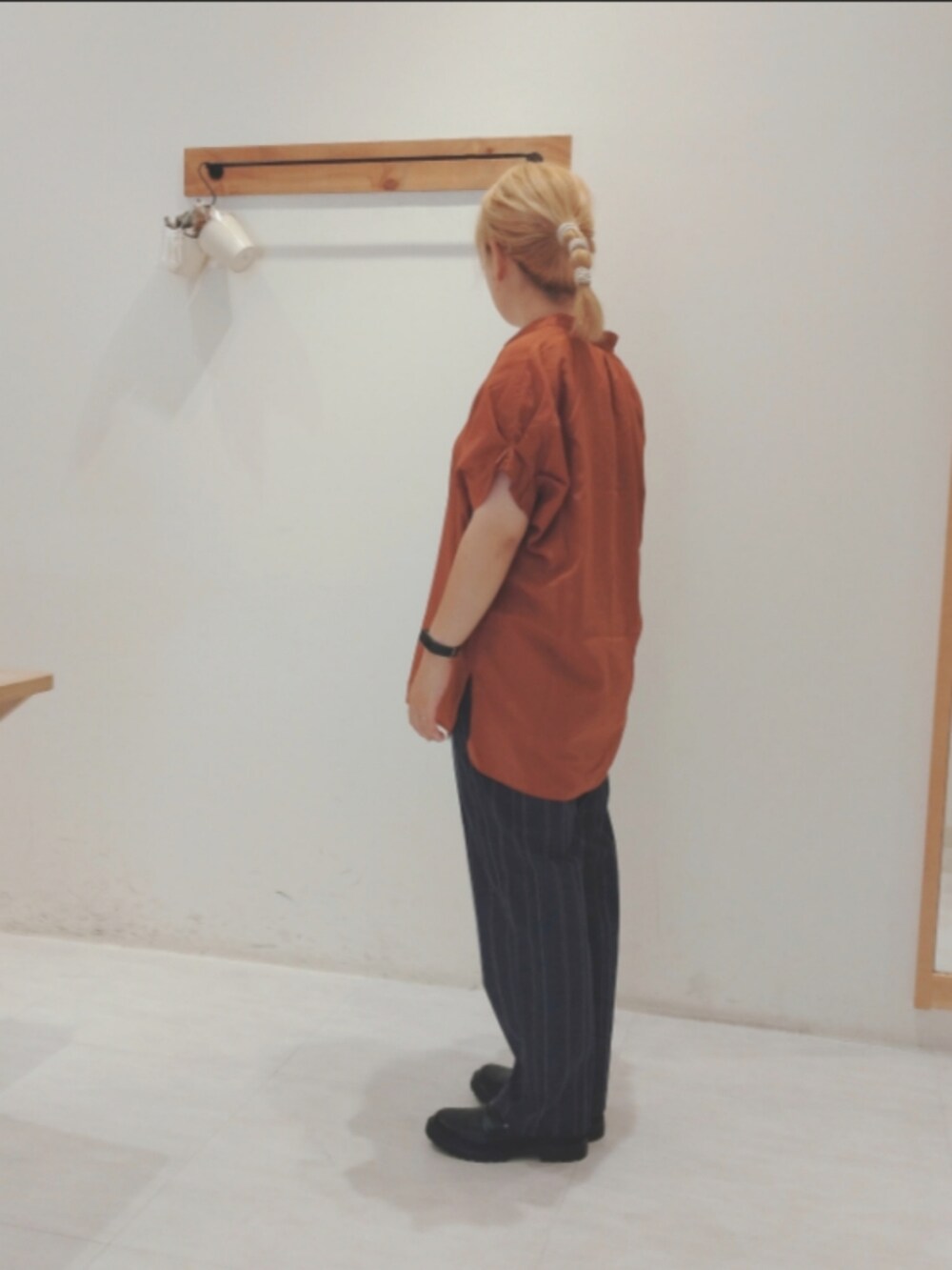 レッド系のシャツ/ブラウス、ブルー系のその他パンツ、シルバー系のドレスシューズを着用したレディースの夏コーディネートの2枚目の写真