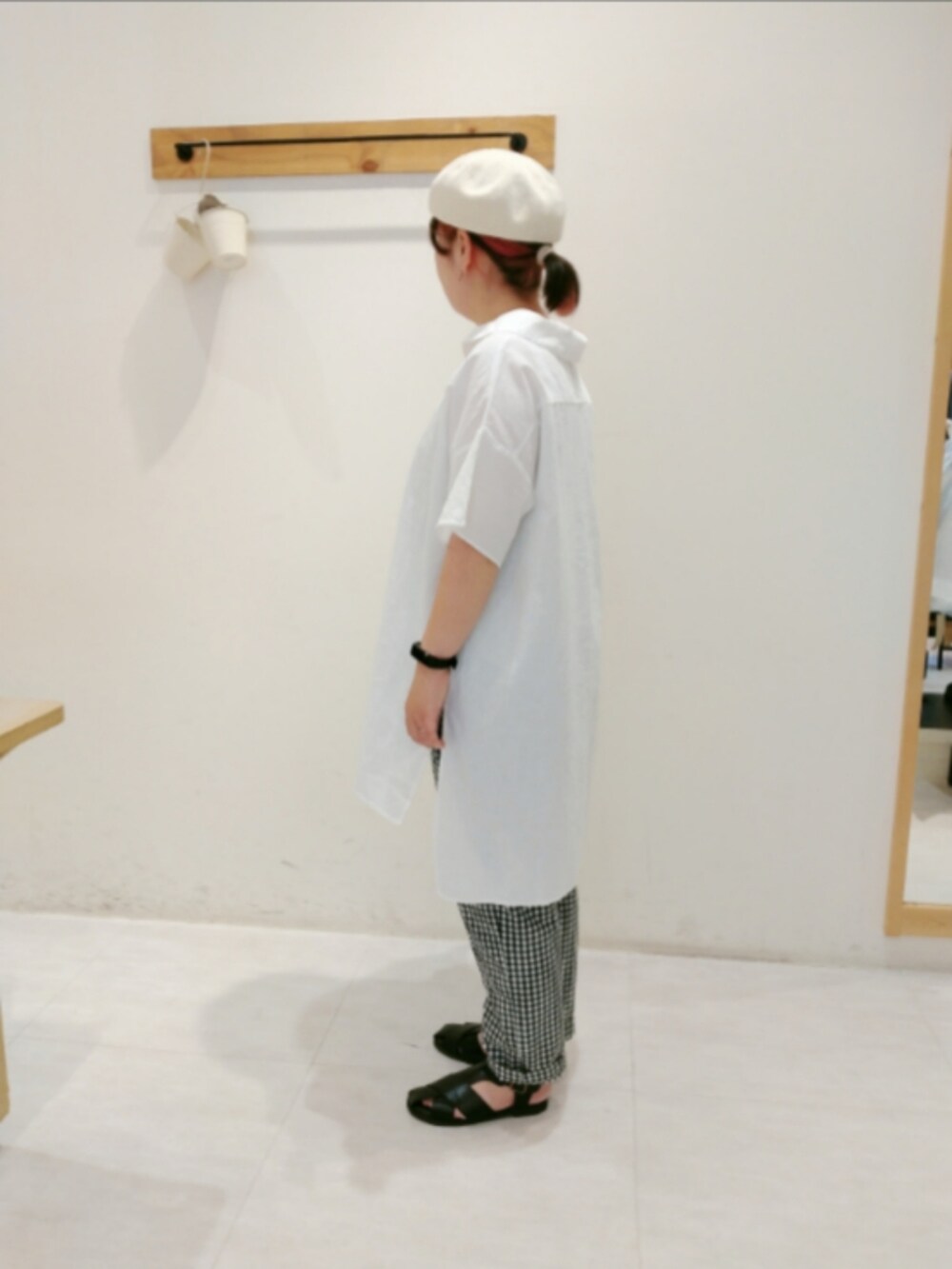 ホワイト系のシャツ/ブラウス、ブラック系のその他パンツ、ブラック系のサンダルを着用したレディースの夏コーディネートの2枚目の写真