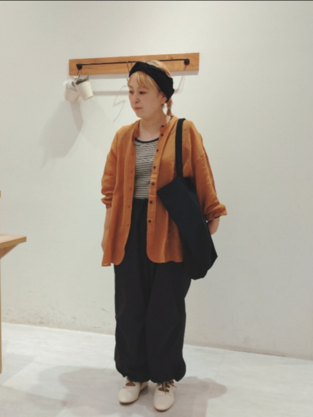 「親子コーデ、秋コーデ、お出かけコーデ、kazumiコラボ、お洒落さんとつながりたい、パンツスタイル」｜「Samansa Mos2のアイテム（トップス、オレンジ系）」を使った、Yukiko Katoさん（レディース・158cm）の夏コーディネートの3枚目の写真