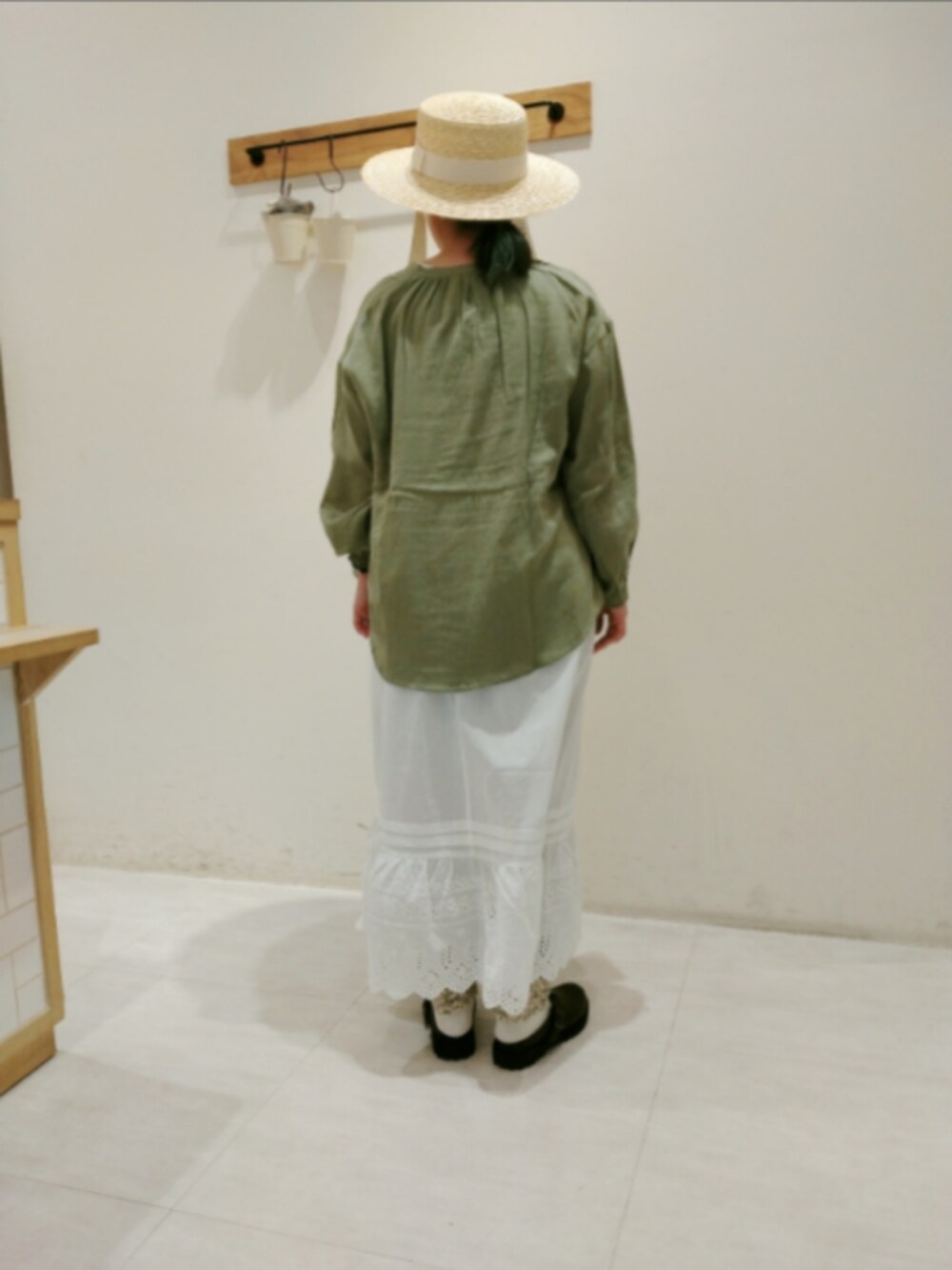 ブラック系のドレスシューズ、ホワイト系のワンピース、ブルー系のその他パンツを着用したレディースの春コーディネートの3枚目の写真