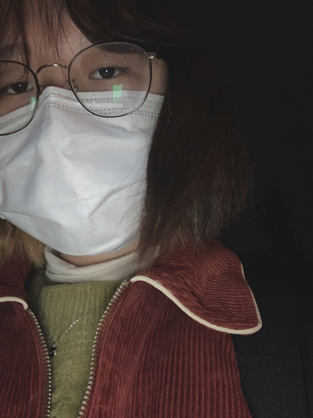 グリーン系のニット/セーターを着用したレディースの冬コーディネートの2枚目の写真