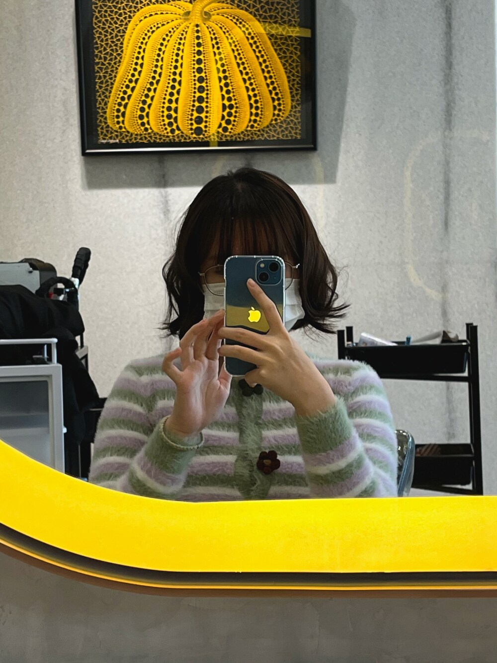 グリーン系のトップス、グリーン系のスラックスを着用したレディースの冬コーディネートの2枚目の写真